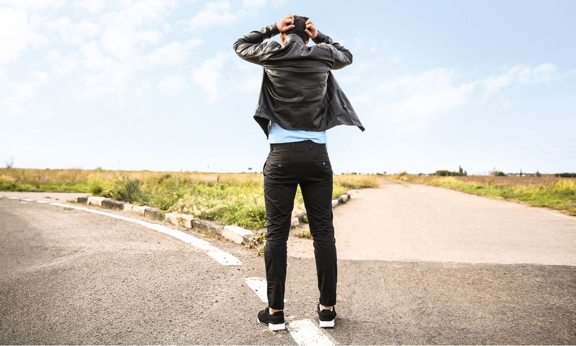 Muž stojící na rozcestí