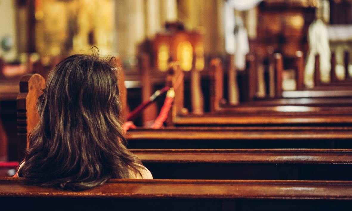 Rozvedená žena sedí v katolickém kostele a patří také do církve